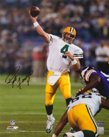 Brett Favre Signed Green Bay Packers Passing vs Minnesota Vikings Photo